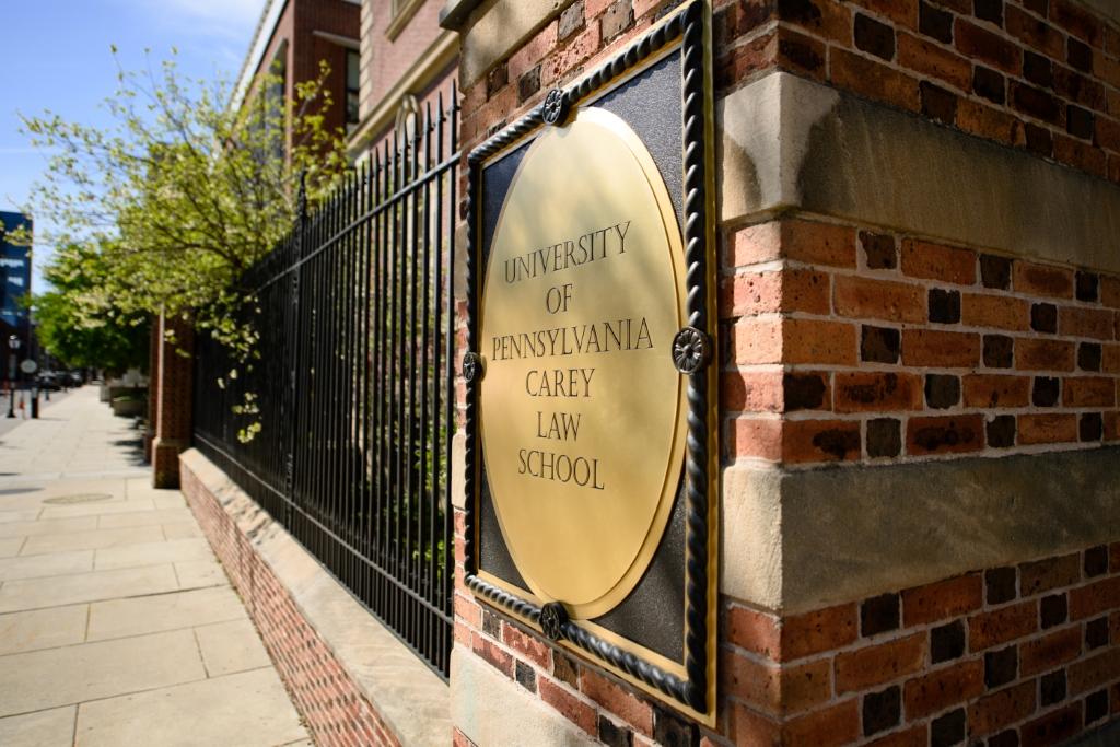 벽돌 담에 붙은 University of Pennsylvania Carey Law School 명판