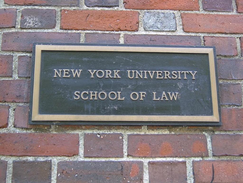 붉은 벽돌 벽에 붙은 New York University School of Law 동판