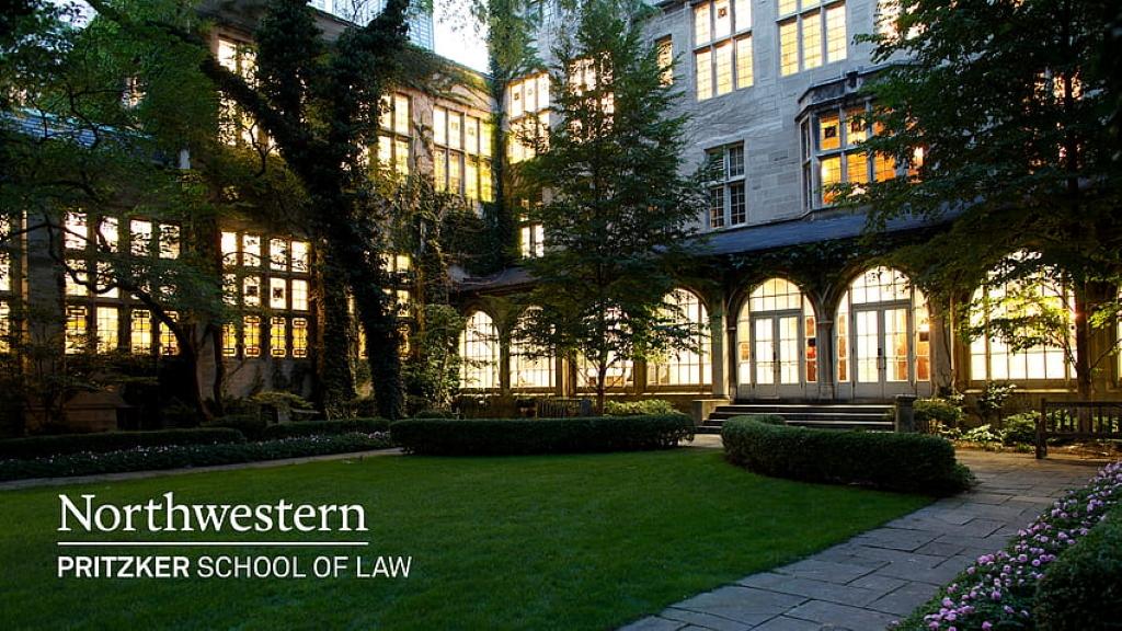 Northwestern Pritzker School of Law 문구가 얹힌 고딕 안뜰 야경