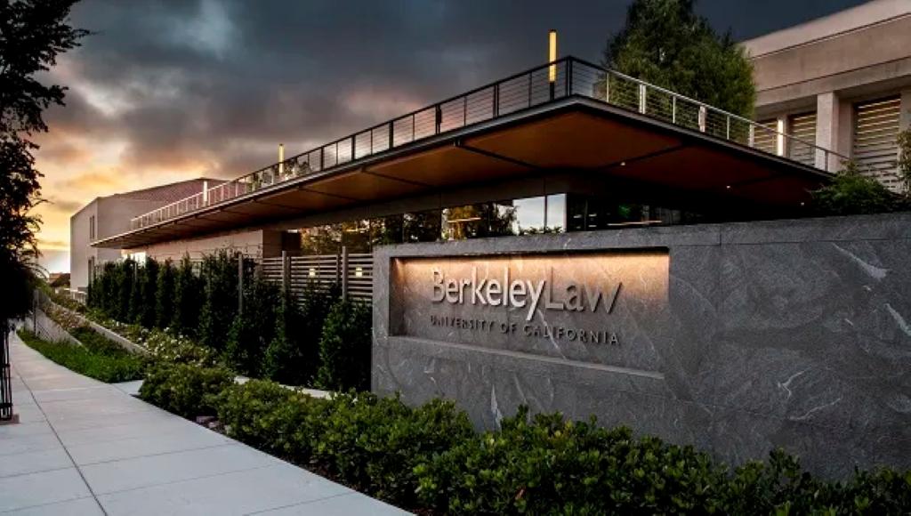 Berkeley Law University of California 가 새겨진 석재 표지판과 건물