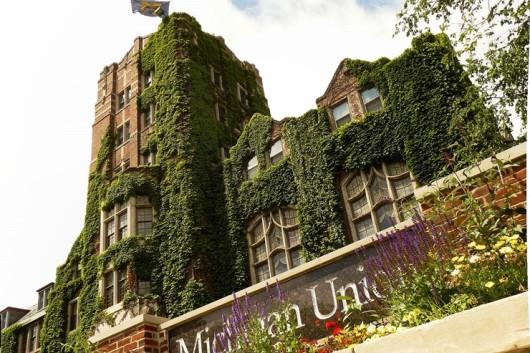 담쟁이로 덮인 벽돌 건물과 Michigan Union 표지석