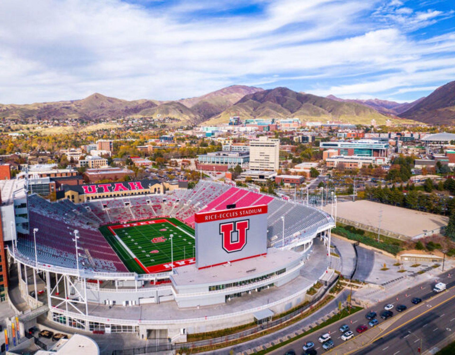 Rice-Eccles Stadium 과 산맥을 배경으로 한 캠퍼스 항공 사진
