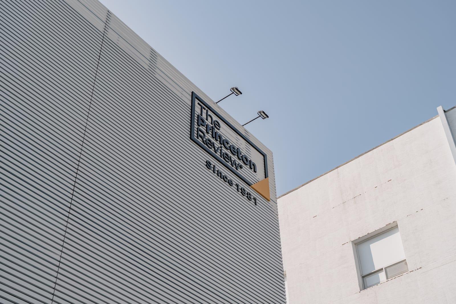 압구정 사옥 외관 — The Princeton Review 간판
