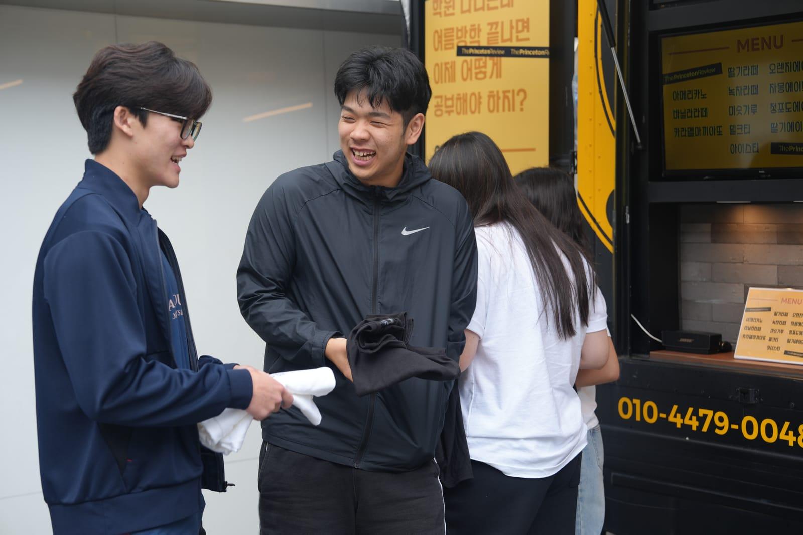 커피트럭 앞에서 웃는 학생들