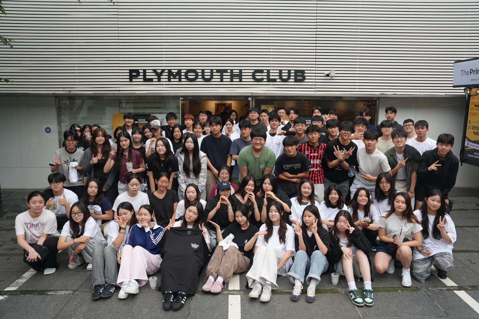 PLYMOUTH CLUB 사옥 앞 커뮤니티 미팅 단체사진