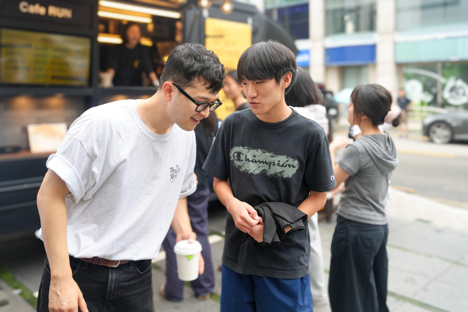 커피트럭 앞에서 학생과 이야기를 나누는 스태프