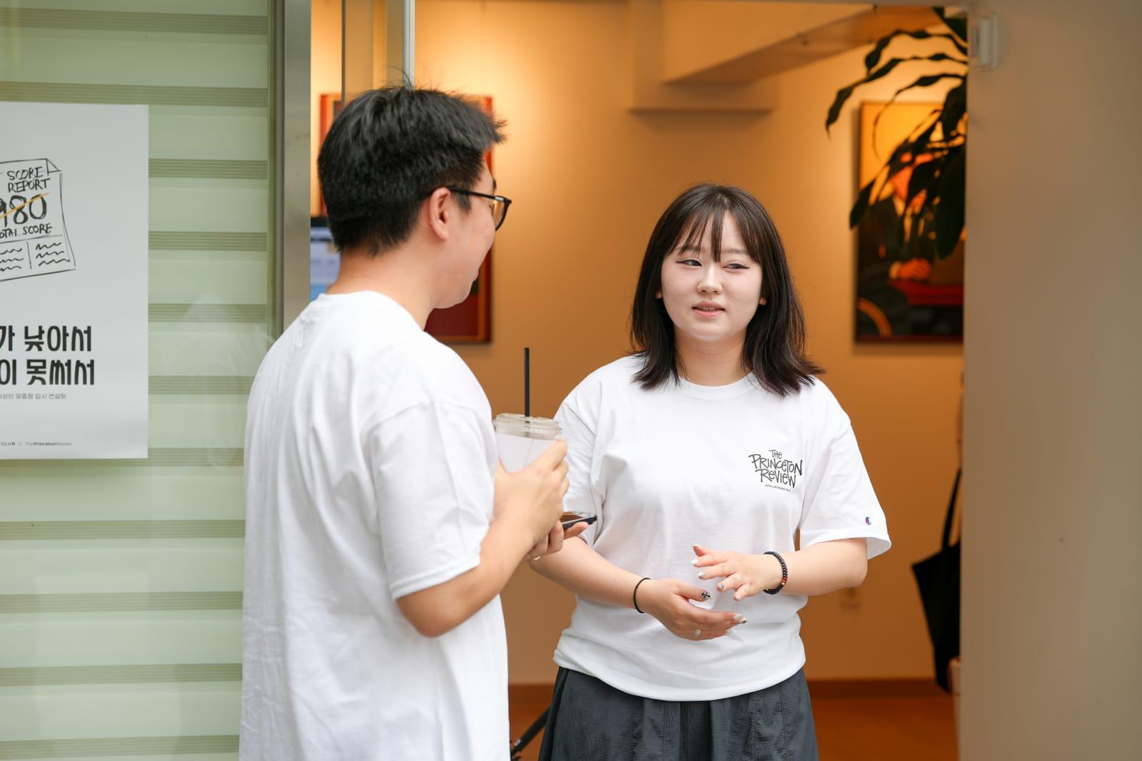 행사장 입구에서 방문 학생에게 프로그램을 안내하는 스태프
